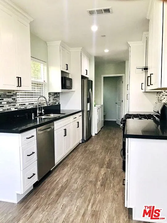 3 bed, 2.5 bath, 1700 sqft, $5,750 — Photo 4