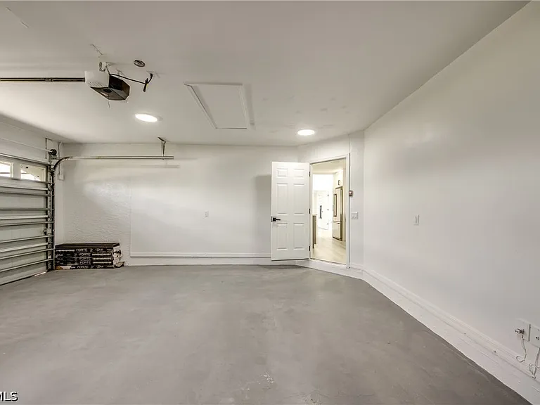 412 NE 17th Pl — Photo 19