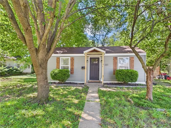 307 E 4th St, Holden, MO 64040