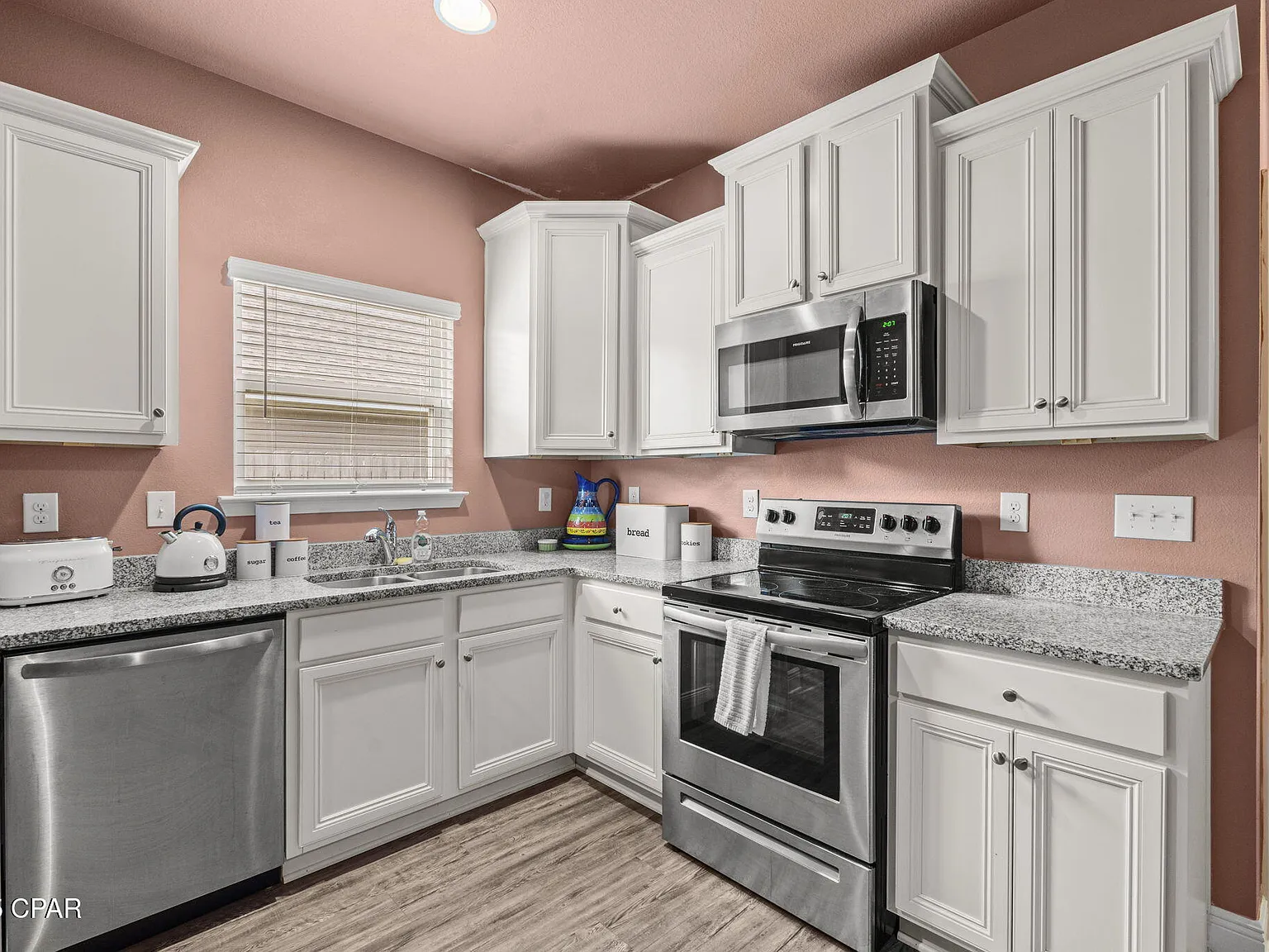 1 bed, 900 sqft, $1,300 — Photo 4