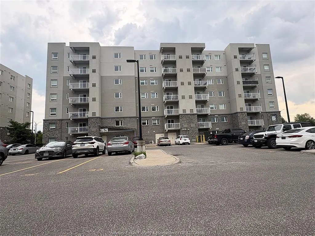Building Photo - 1675 Banwell Rd #502