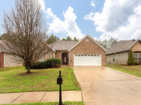 330 Oak Leaf Cir, Pell City, AL 35125