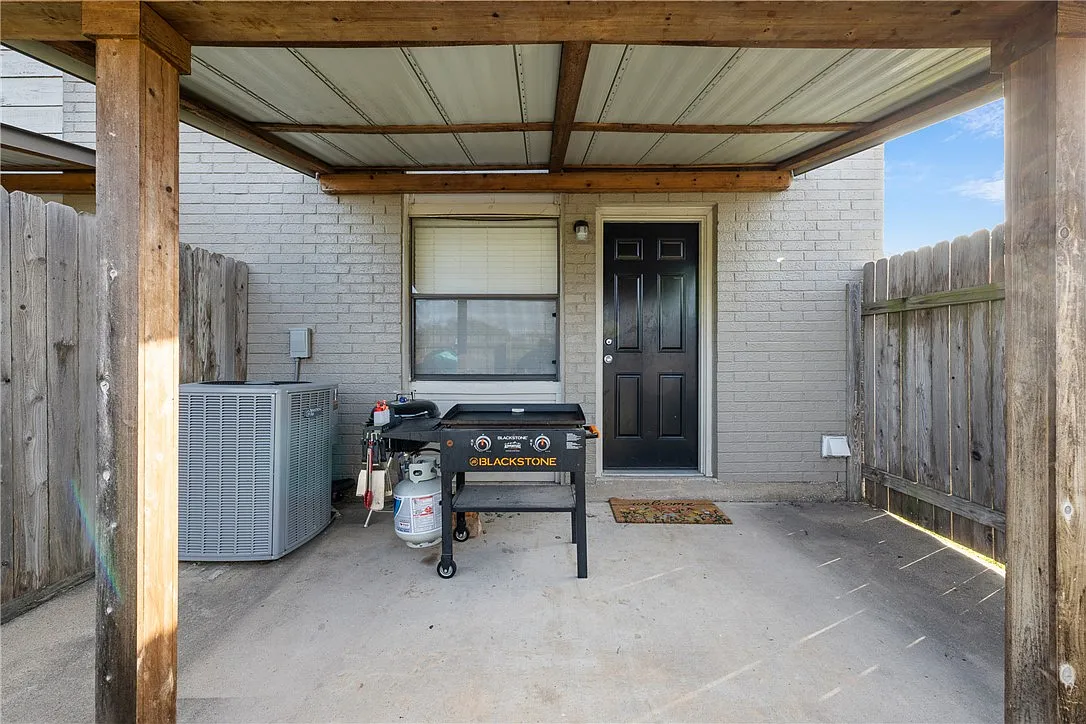 2 bed, 1.5 bath, 1088 sqft, $1,300 — Photo 3