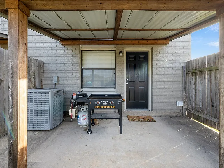 1400 Summit St #A — Photo 3