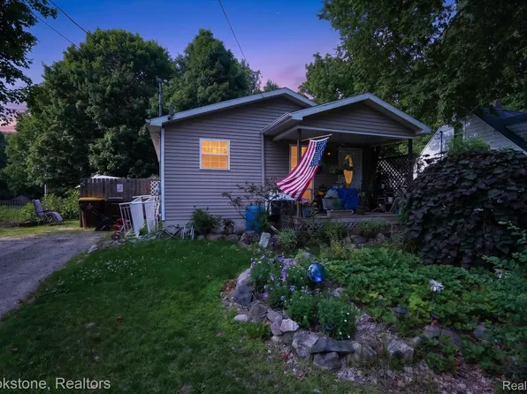 407 E Elizabeth St, Eaton Rapids, MI 48827