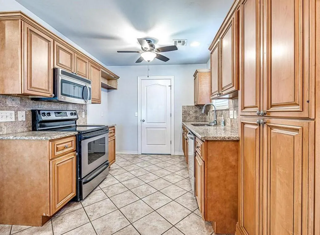 629 Jupiter Ln — Photo 2