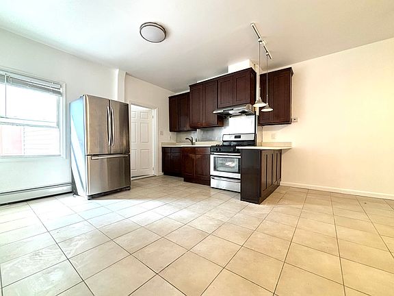 4th image of 937 Manhattan Ave #4