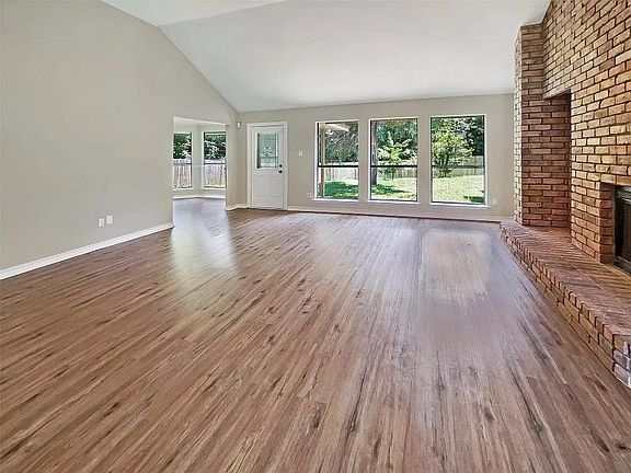 3rd image of 844 Woodridge Dr