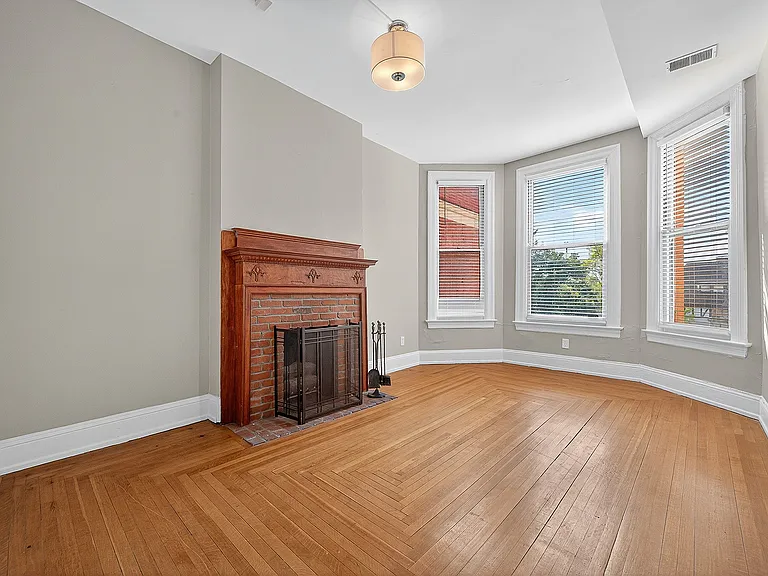 2400 Grandview Ave — Photo 2