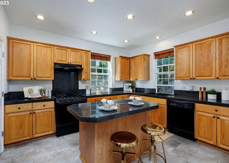 851 NE Caden Ave — Photo 25