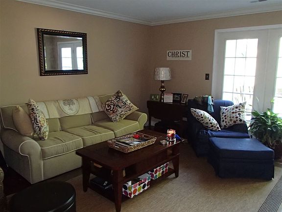 4th image of 48 Somersett Dr