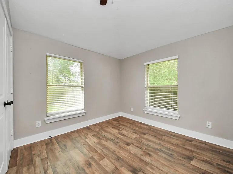 1322 E 36th St — Photo 30