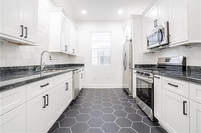 5531 Willow St — Photo 4