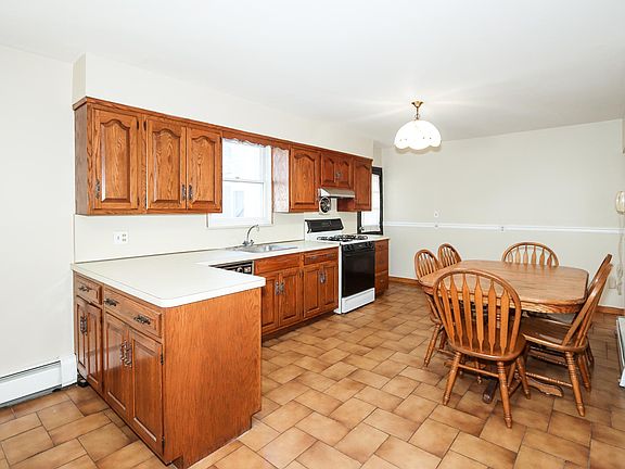 2nd image of 17 Broadmoor Ln Floor 1