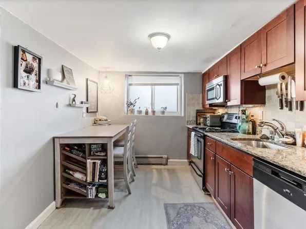 16 Bryon Rd APT 2, Chestnut Hill, MA 02467