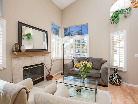 4th image of 566 Iona Ct