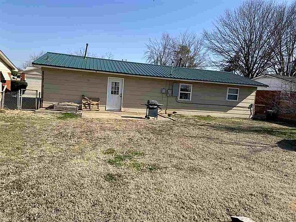 5th image of 3030 NE Pioneer Blvd