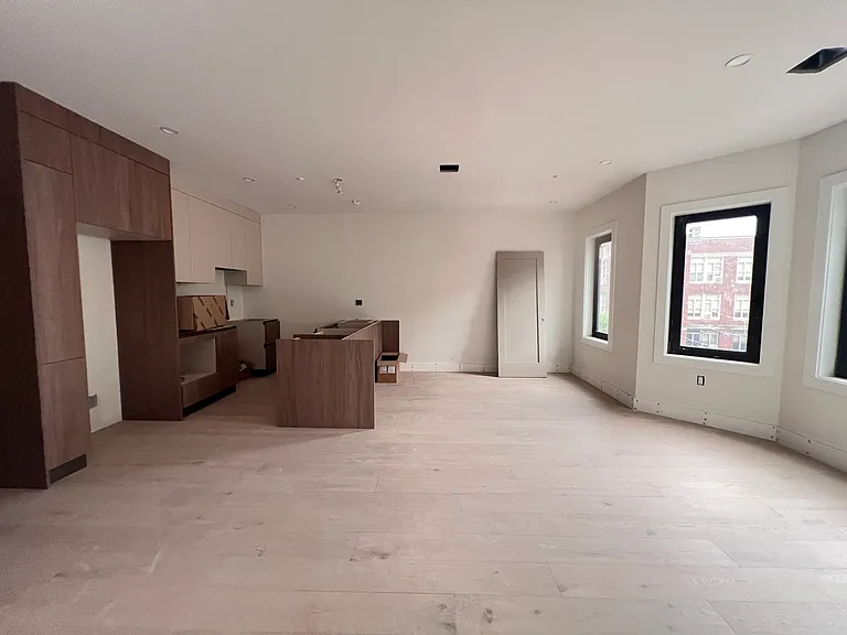 207 W 7th St #301 — Photo 3