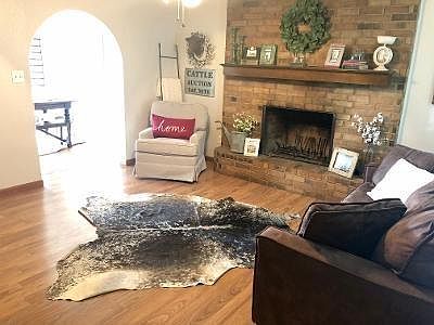 3rd image of 819 Hickory St