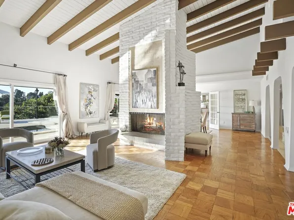 11253 Dona Lola Dr, Studio City, CA 91604