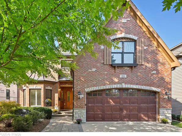 211 N West St, Naperville, IL 60540