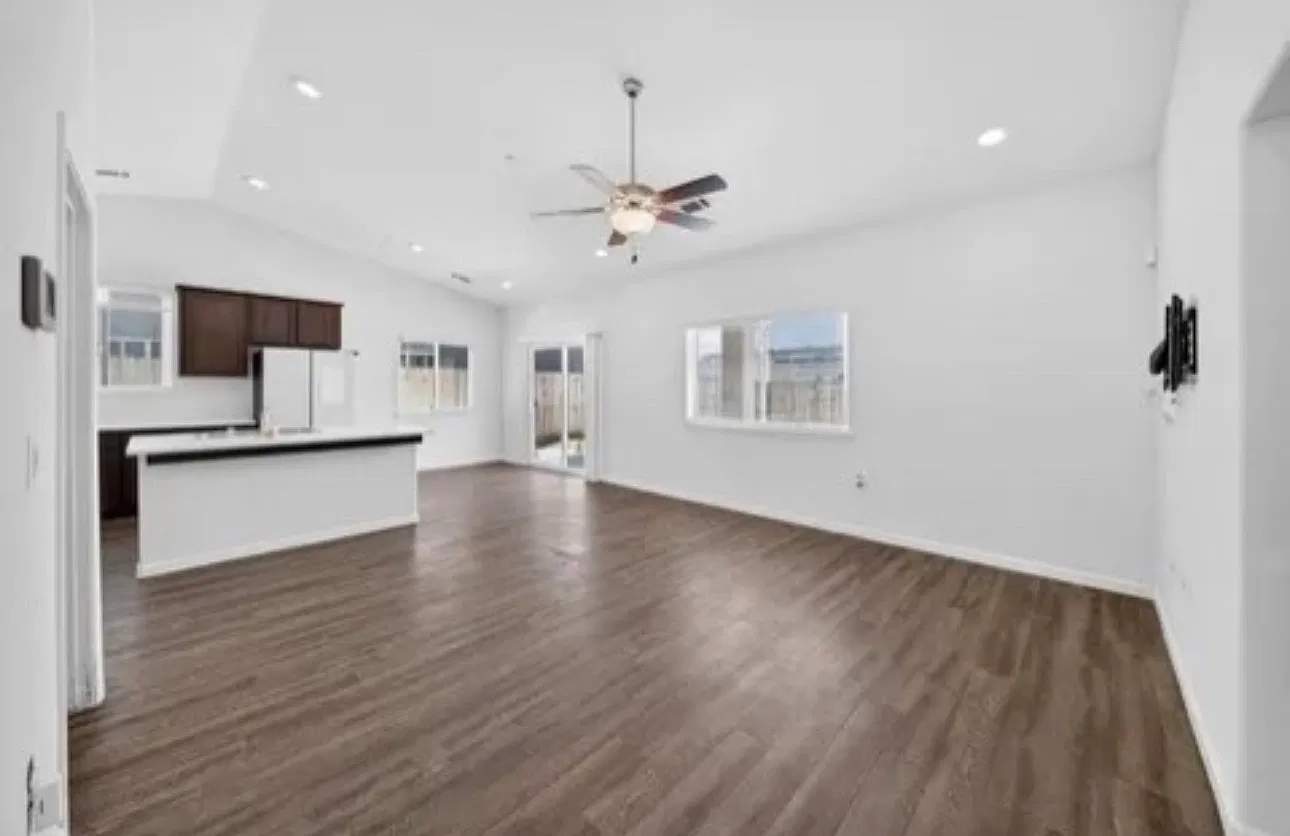 3 bed, 1249 sqft, $2,300 — Photo 3