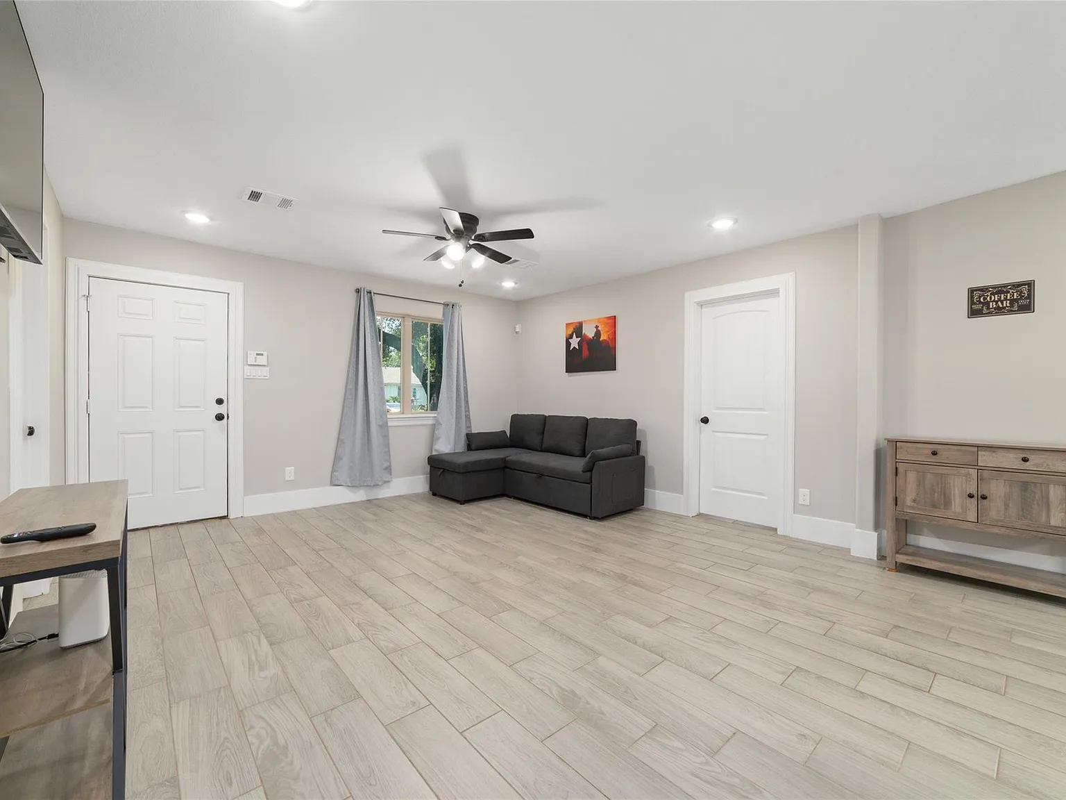 4 bed, 3.0 bath, 1168 sqft, $2,100 — Photo 3