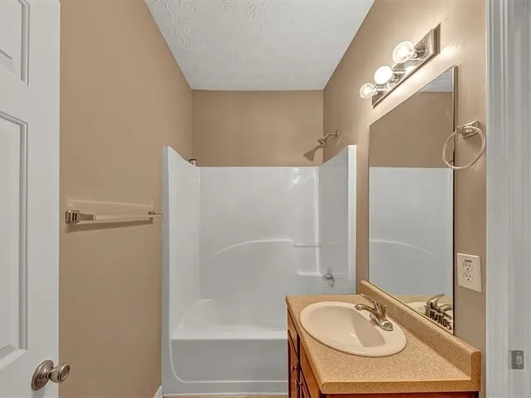 1025 City Park Dr — Photo 13