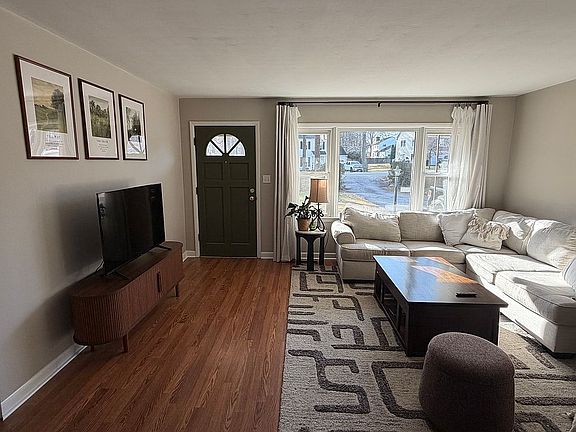 4th image of 105 Brook Ln
