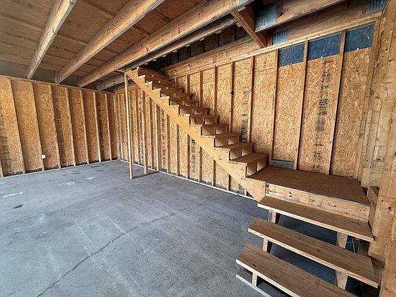 5th image of 925 W King St