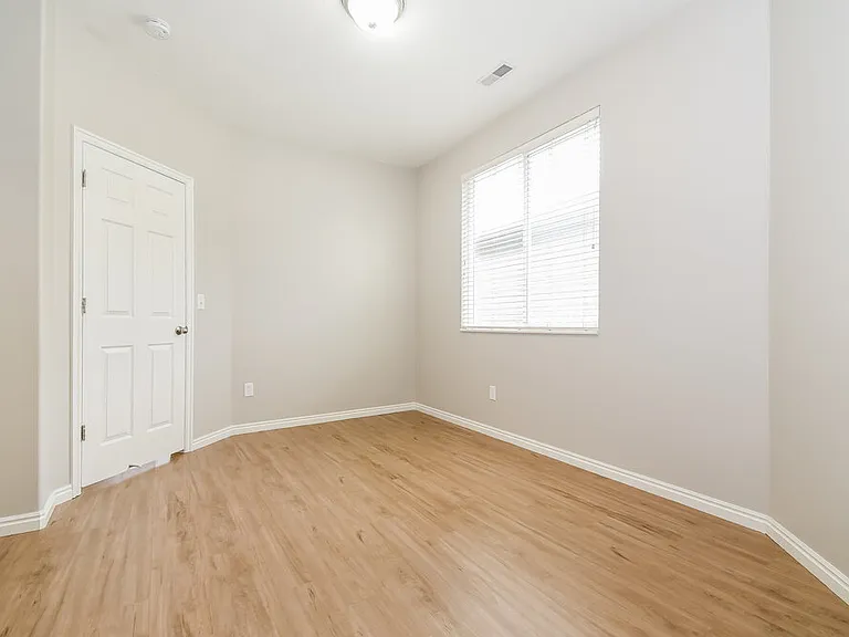 1040 York Dr — Photo 6