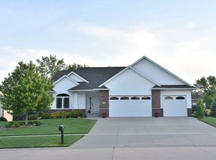 1325 Maple St, Robins, IA 52328