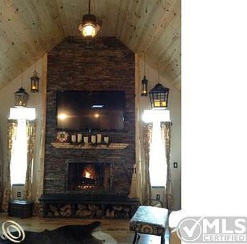 3rd - GR - Fireplace.JPG