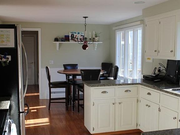 3rd image of 10 Tall Pine Dr