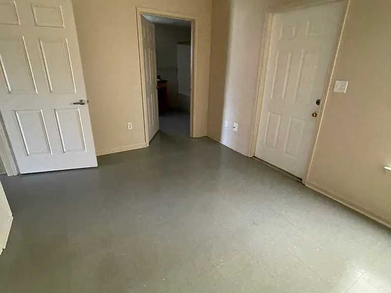 216 Hudson Ln — Photo 3