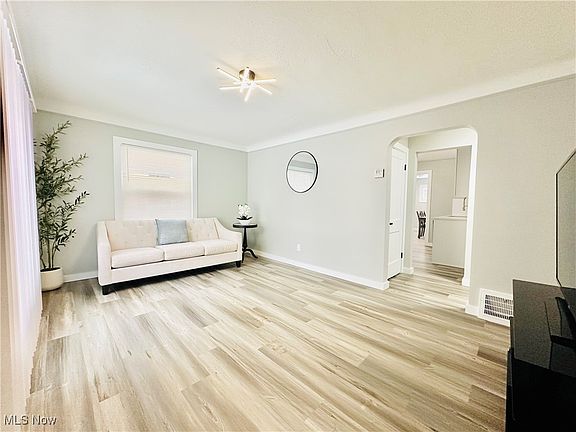3rd image of 3326 Grovewood Ave