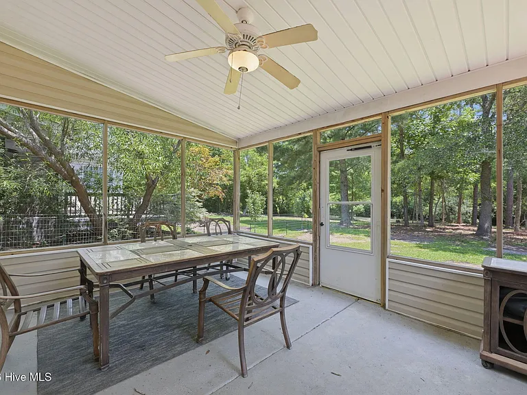 106 Lakeside Green Dr — Photo 30