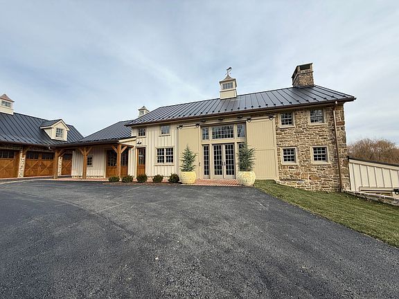 3rd image of 2 Fox Run Rd