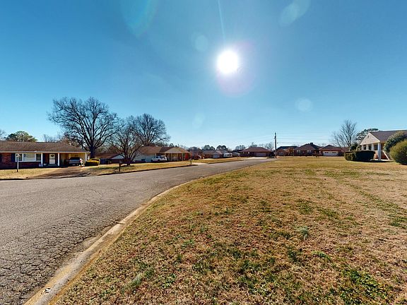 2nd image of 1024 Mockingbird Dr