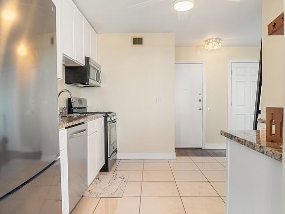 5th image of 4800 S Lake Park Ave APT 2005