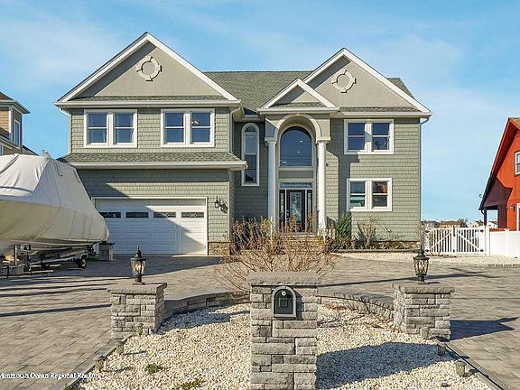 2nd image of 527 Bayview Dr