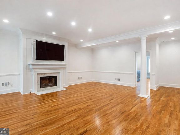 5th image of 3685 Peachtree Rd NE APT 10