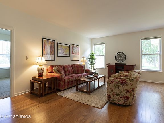 2nd image of 325 W Eagle Ct