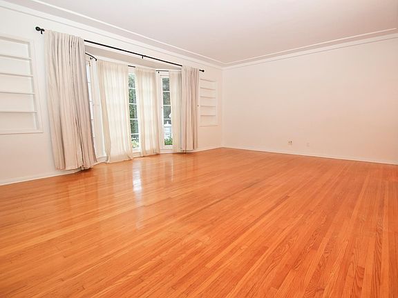 4th image of 2282 N Beachwood Dr #A