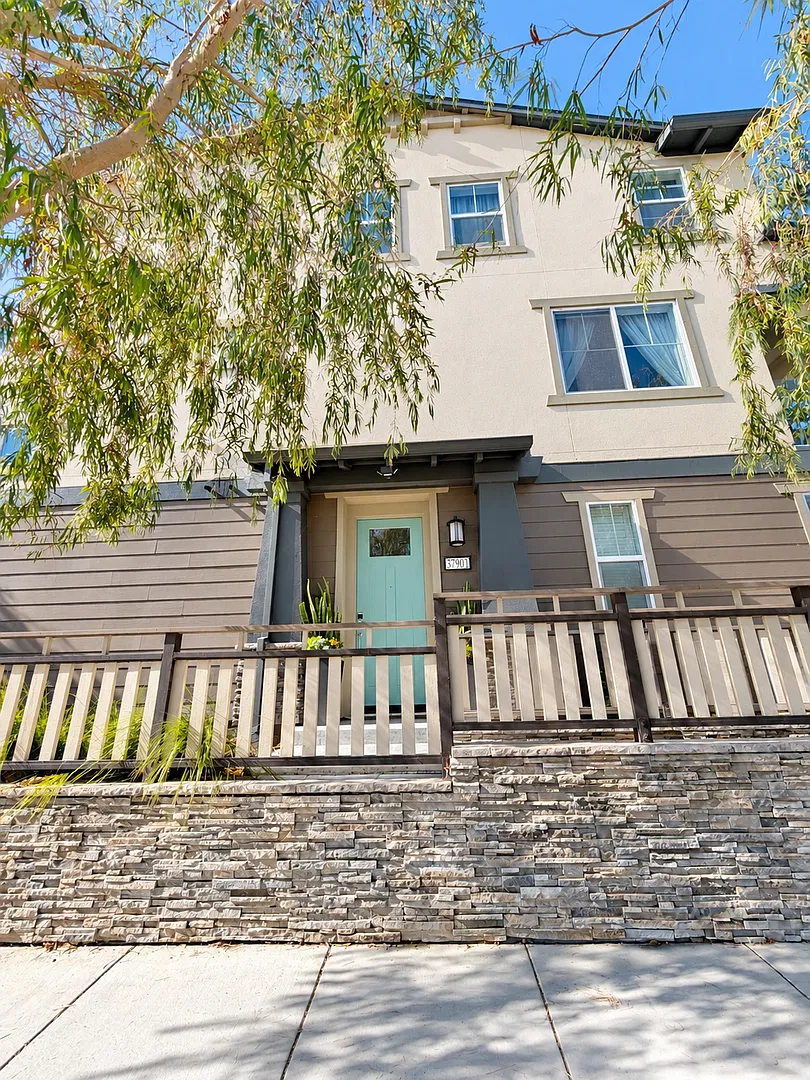 Stunning 4-Bedroom, 4.5-Bathroom, Three-Story Home in Newark! — Photo 1