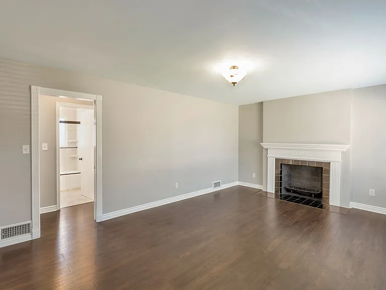 403 E Saunders St — Photo 7