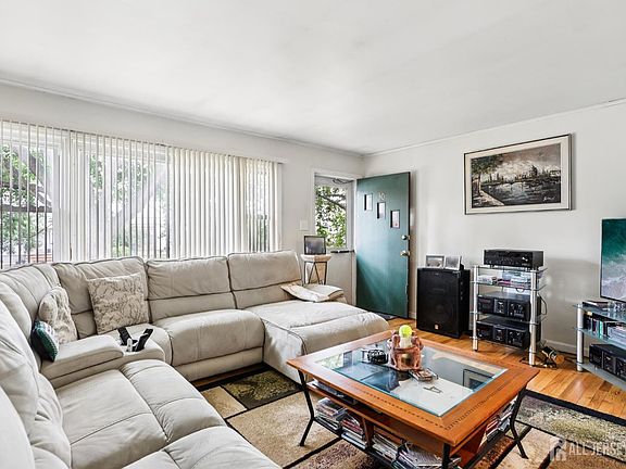 4th image of 30 Lafayette Ave