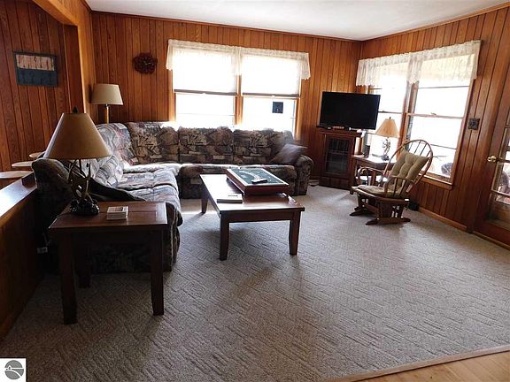 4th image of 4269 E Shore Dr NE