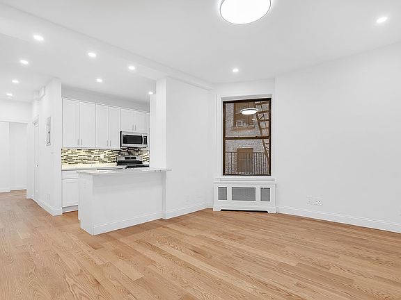 3rd image of 302 W 79th St APT 2C