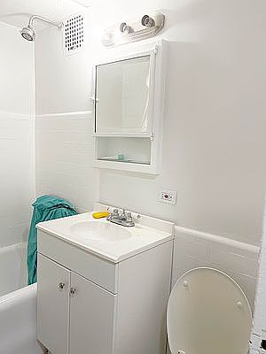 1st image of 304 E 41st St APT 305A